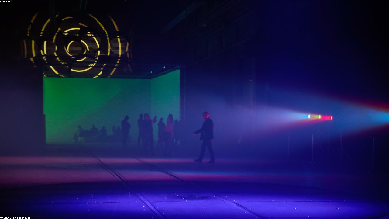 前沿技术与新媒体场景参考图（图片来自 Flickr Creative Commons / LoremFlickr）